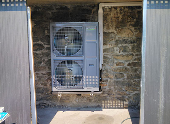 Riattazione casa nel comune di Bedano con sostituzione di centrale termica a gasolio con la nostra termopompa SB 15. La termopompa riscaldera’ e raffrescherà una superficie pari a 200mq con impianto esistente misto serpentine/radiatori. 